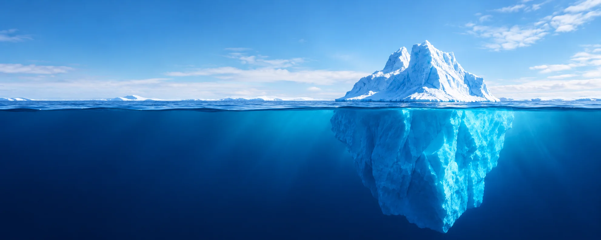 Ein Eisberg: nur die Spitze ragt aus dem Wasser, der größere Teil liegt darunter - Sinnbild für den KI-Reifegrad im Unternehmen (KI-generiertes Bild)